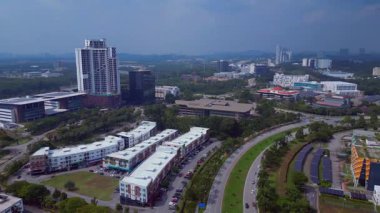 Gelişmekte olan bir teknoloji parkındaki modern binaları, yeşil alanları, yolları ve güneş panellerini gösteren hava manzarası. panorama genel görünüm dronu