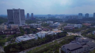 Gelişmekte olan bir teknoloji parkındaki modern binaları, yeşil alanları, yolları ve güneş panellerini gösteren hava manzarası. rotasyon panorama drone 'una