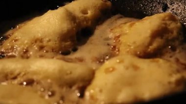 Tavada kızartılmış yiyeceklerin yakın çekimi.