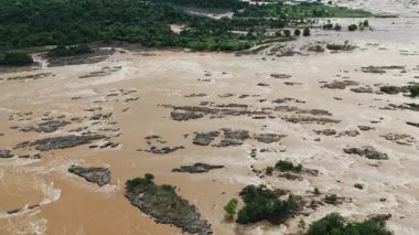 Don det, Laos 'taki Güneydoğu Asya' da yağmur mevsiminde çamurlu mekong nehri taşkınlarının yüksek hava manzarası