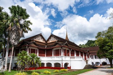 Luang Prabang, Laos 'taki eski kraliyet sarayını ziyaret ediyoruz.