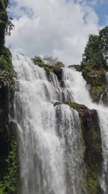 Büyük orman Tad Yeung şelalesi güneşli bir günde tropik bir ormanda sisli bir gökkuşağı yaratıyor.
