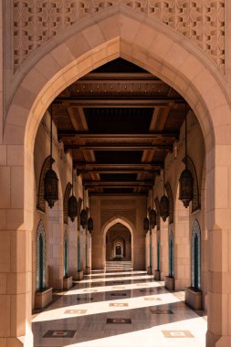Sultan qaboos 'un kemerli koridoru. İslam mimarisi ve güneş ışığının yer aldığı büyük cami.