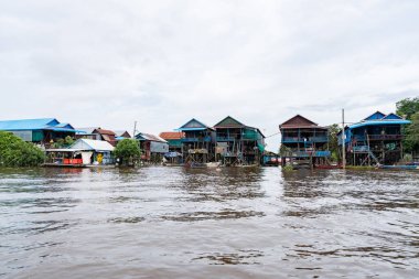 Yağmur mevsiminde yapış yapış evleri olan Kampong Pluk yüzen köyü