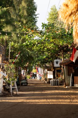 Sahildeki Gili Adaları 'nda yerel dükkanlar ve tüplü dalış tankları var.