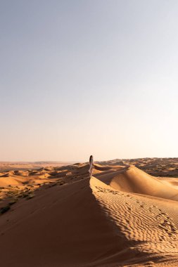 Yalnızlığın ve özgürlüğün tadını çıkaran kadın geniş vahiba kumları çöllerini keşfediyor.