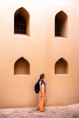 Umman 'daki geleneksel İslami mimariyi ve tarihi binaları keşfeden genç bir kadın.