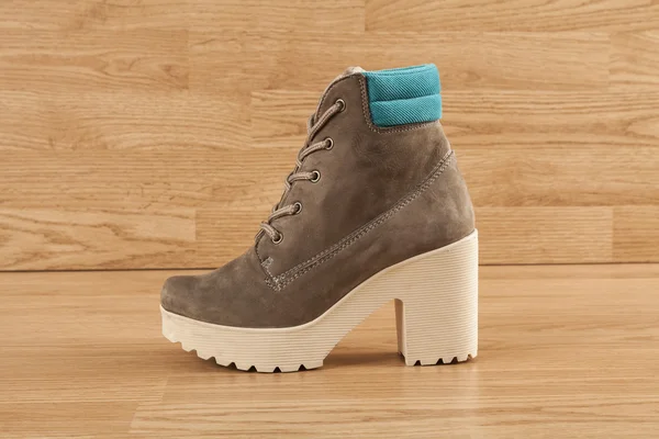 Bruin lederen laarzen voor vrouwen — Stockfoto