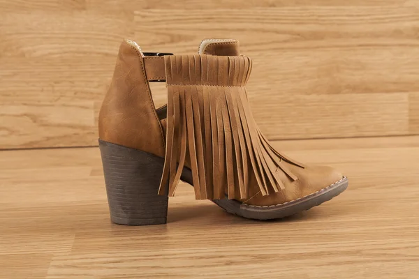 Bruin lederen schoenen womens omzoomd — Stockfoto