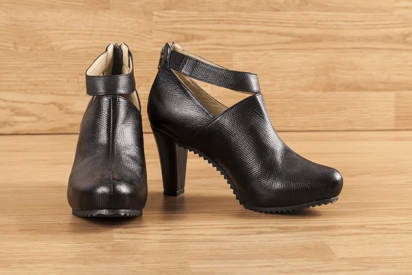 Sapatos de couro preto para mulheres — Fotografia de Stock