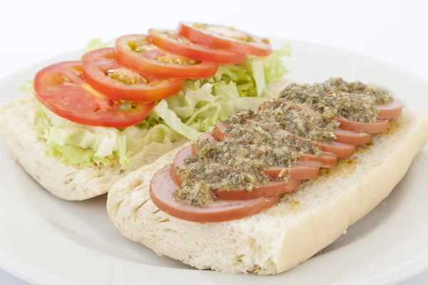 おいしいソーセージのサンドイッチとサラダ — ストック写真
