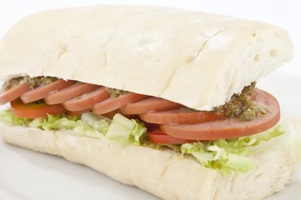 美味香肠三明治配沙拉 — 图库照片
