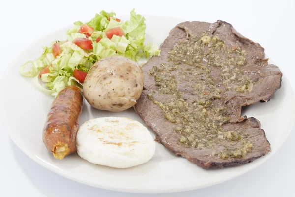Porción de carne con salchicha y ensalada de arepa de maíz — Foto de Stock