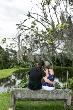 erkek arkadaş çift oturma geri sahne izliyor