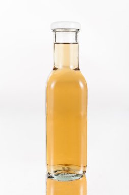 Cam şişe içki ile