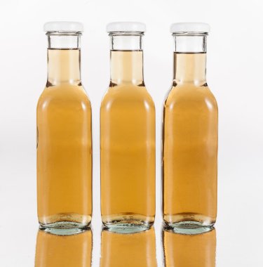 Üç cam şişe içki ile