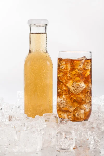 Стеклянная бутылка с напитком и подаваемого стекла — стоковое фото