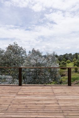 Bahar manzara ile house yakınındaki büyük ahşap güverte.