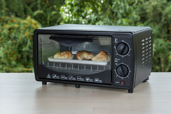 El Horno Tostador Blanco De Diseño Moderno Está Sobre La Mesa Con Pan  Tostado Casero Sobre Fondo De Pared De Cemento Gris En La Sala De La Cocina  Durante La Fiesta De