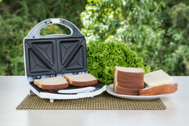 Tost makinesi mutfak ortamında malzemelerle