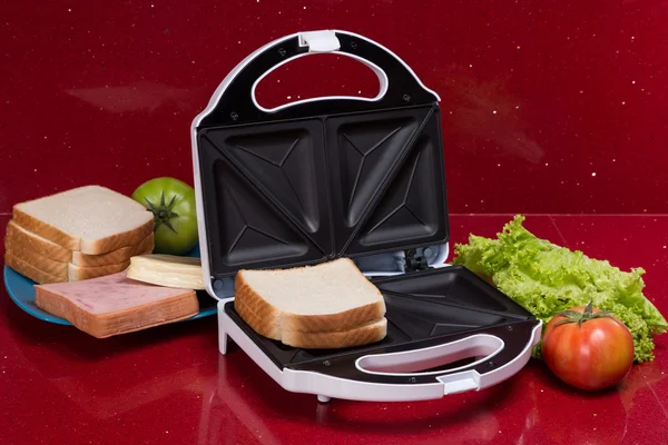 Sandwich Toaster dengan bahan-bahan dalam pengaturan dapur — Stok Foto
