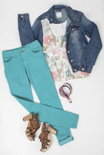 Bluz kemer ve beyaz arka plan üzerinde ayakkabı kadın giyim set pantolon ceket