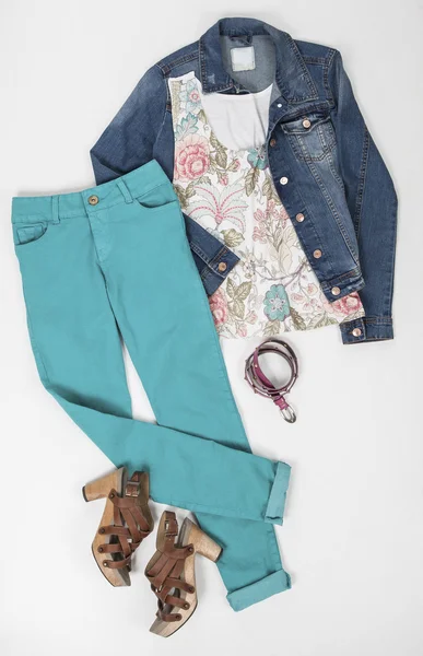 Bluz kemer ve beyaz arka plan üzerinde ayakkabı kadın giyim set pantolon ceket