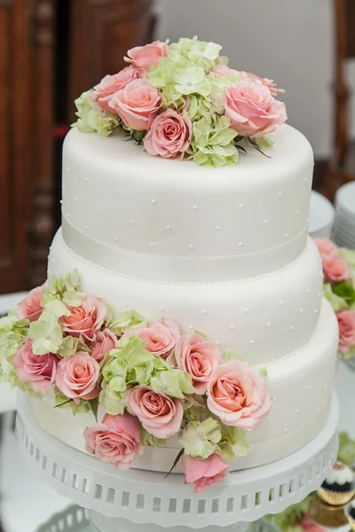 Um bolo de casamento — Fotografia de Stock