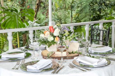 Düğün masa dekore edilmiş