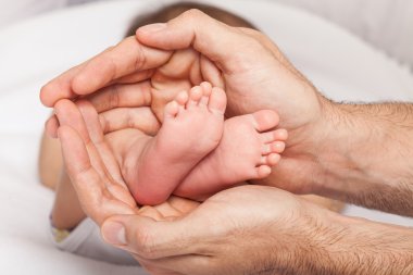 Bebe ayak baba elinde baba eller ayaklarda bebeğim