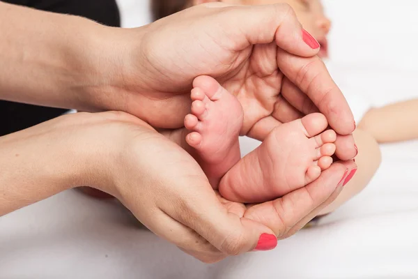 Bebe ayak anne elinde anne eller ayaklarda bebeğim — Stok fotoğraf