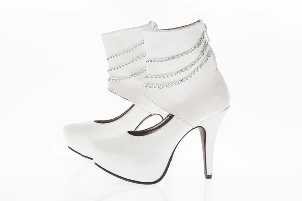 신발 굽된 가죽 체인 밝은 흰색, 흰색 바탕에 여성을 위한 스타일 부츠 — 스톡 사진
