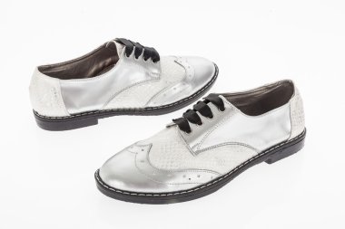 Ayakkabı bağcıklarımı ile gri deri kadınlar için yapılmış