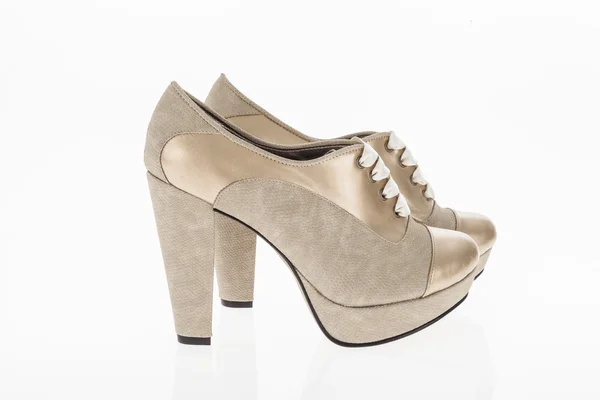 Chaussures à talons dorées avec lacets blancs pour femmes — Photo