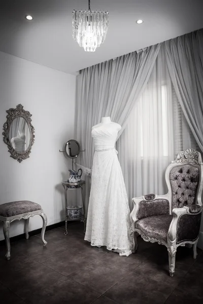 Vestido de noiva no manequim — Fotografia de Stock