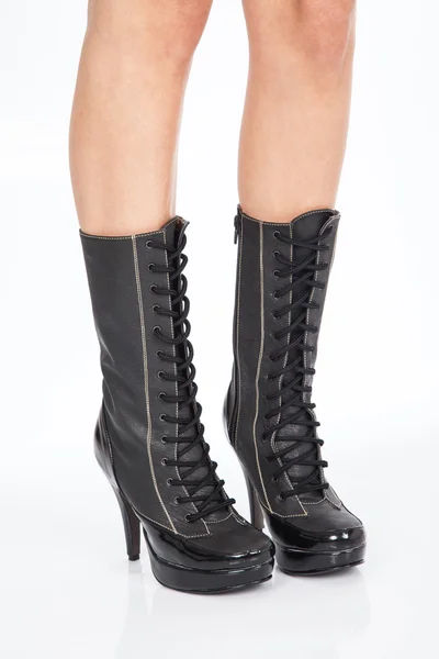 Schwarze Stiefel Leder für Frauen auf weißem Hintergrund Einfahrten — Stockfoto