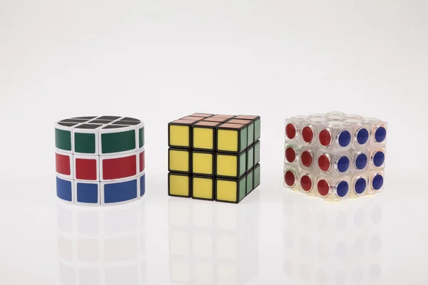 Três quebra-cabeça cubo de cor diferente com caminho de recorte — Fotografia de Stock