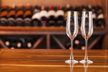 İki boş bardak şarap şişeleri ile arka plan