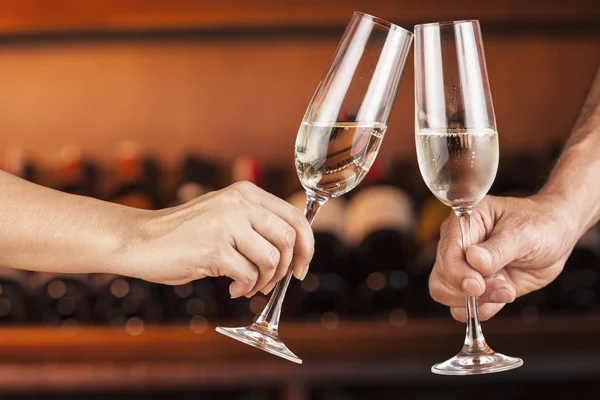 Mano hombre y mujer con copas de champán — Foto de Stock