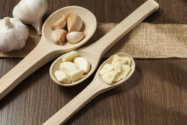 Garlic Allium Sativum Wooden Spoons Garlic Photo Dark Wooden Background — Stock Photo, Image