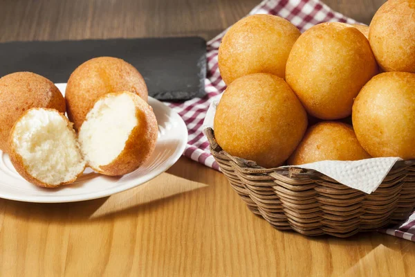 Bunuelos Traditionele Colombiaanse Gerechten Mand Met Smakelijke Bunuelos Houten Achtergrond — Stockfoto