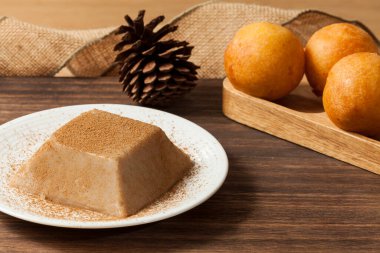 Geleneksel Kolombiya Bunueloları (kızarmış peynir ekmeği) ve noelde natilla.