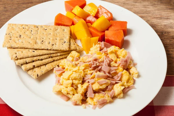 Sabroso Desayuno Galletas Con Huevos Revueltos Fruta Picada — Foto de Stock