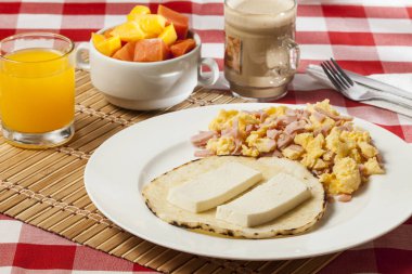 Kahvaltı, peynir ve çırpılmış yumurta için Arepa, geleneksel Kolombiya yemeği..