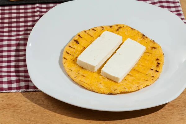 Pequeno Almoço Tradicional Saboroso Colômbia Arepa Milho Amarelo Com Queijo — Fotografia de Stock