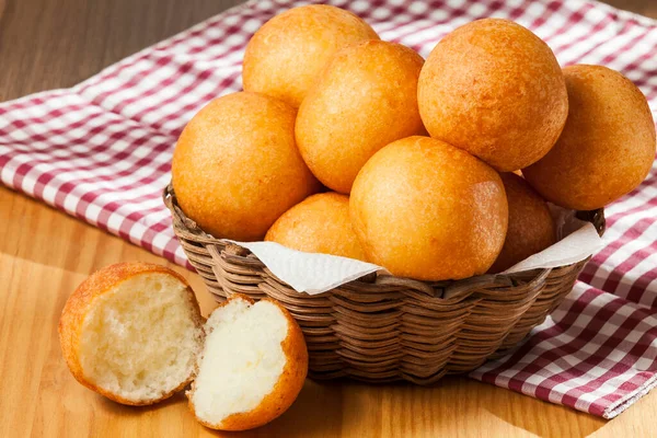 Bunuelos Traditionele Colombiaanse Gerechten Mand Met Smakelijke Bunuelos Houten Achtergrond — Stockfoto