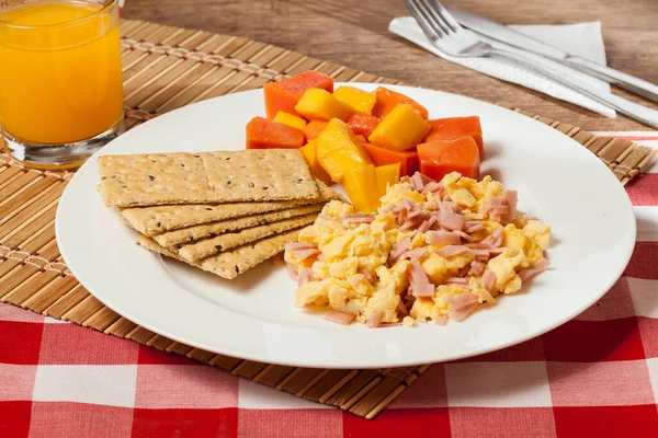 Sabroso Desayuno Galletas Con Huevos Revueltos Fruta Picada — Foto de Stock