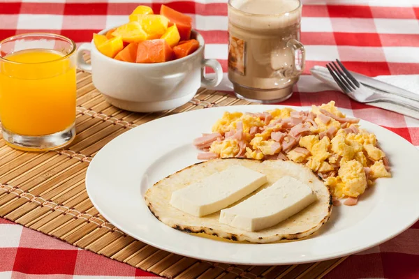 Arepa Para Desayuno Queso Huevo Revuelto Plato Tradicional Colombiano — Foto de Stock