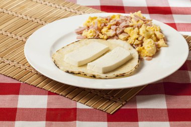 Kahvaltı, peynir ve çırpılmış yumurta için Arepa, geleneksel Kolombiya yemeği..