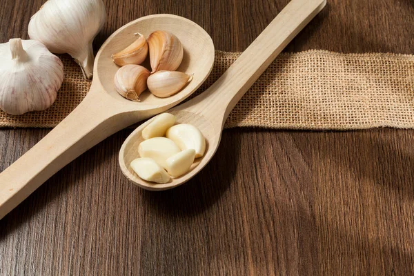 Garlic Allium Sativum Wooden Spoons Garlic Photo Dark Wooden Background — Stock Photo, Image